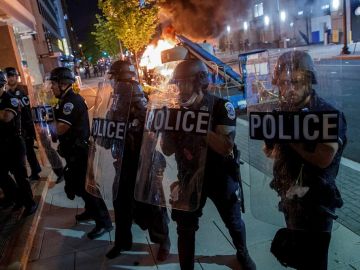 Enfrentamiento entre la policía y manifestantes durante una protesta contra el racismo (Archivo)