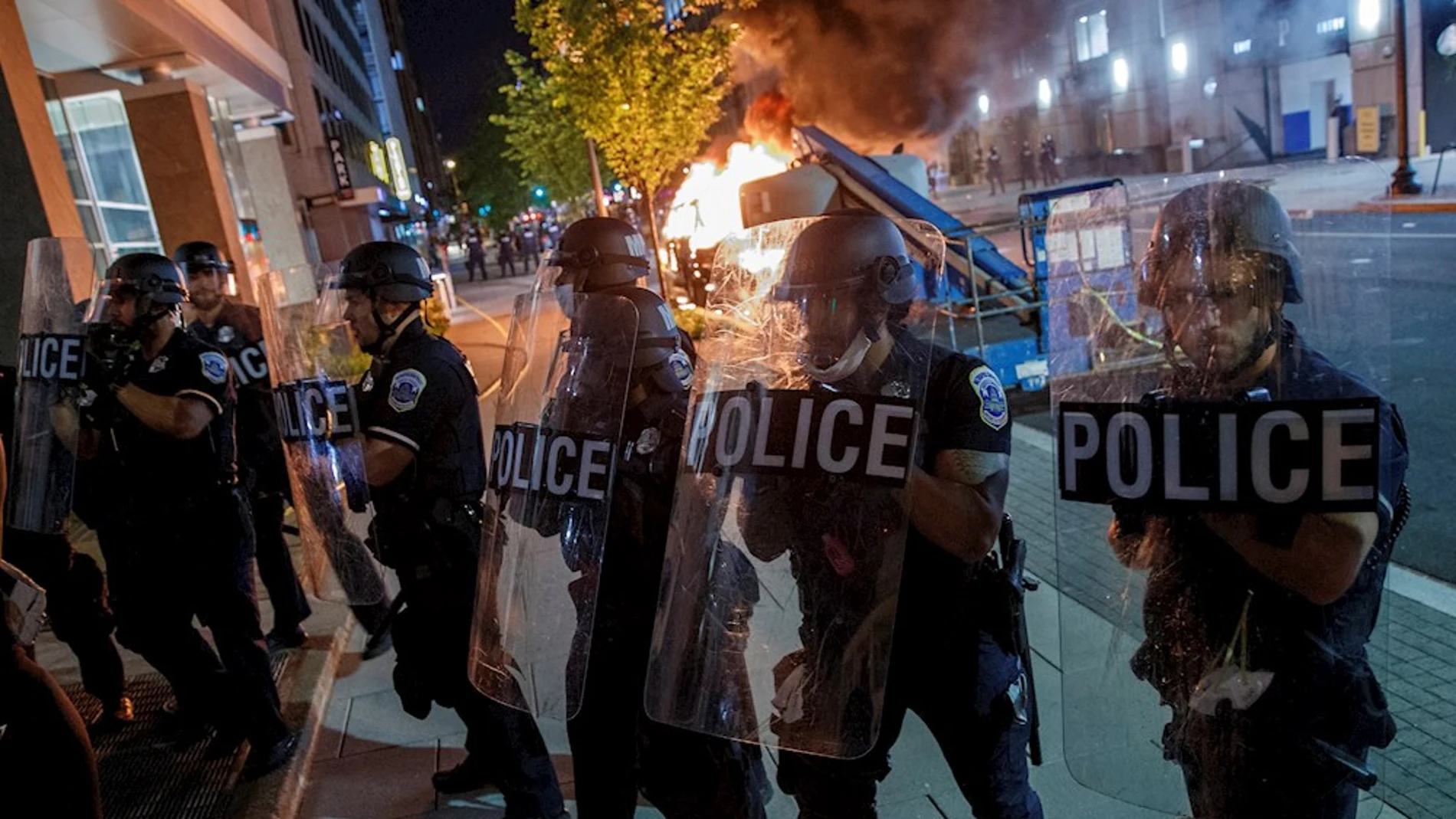 Enfrentamiento entre la policía y manifestantes durante una protesta contra el racismo (Archivo)