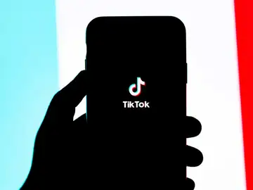 TikTok en la cuerda floja. TikTok en la cuerda floja.