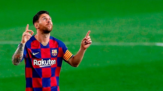 Messi apunta al cielo Messi apunta al cielo