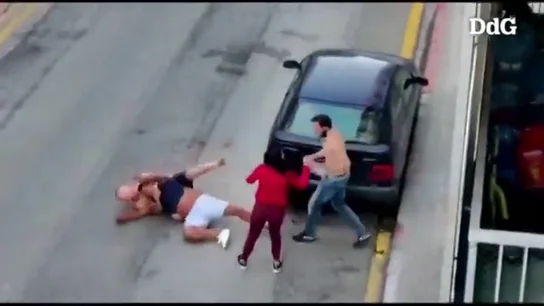 Graban una violenta pelea a puñetazos y patadas por un coche mal aparcado en Girona Graban una violenta pelea a puñetazos y patadas por un coche mal aparcado en Girona