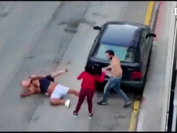 Graban una violenta pelea a puñetazos y patadas por un coche mal aparcado en Girona
