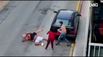 Graban una violenta pelea a puñetazos y patadas por un coche mal aparcado en Girona