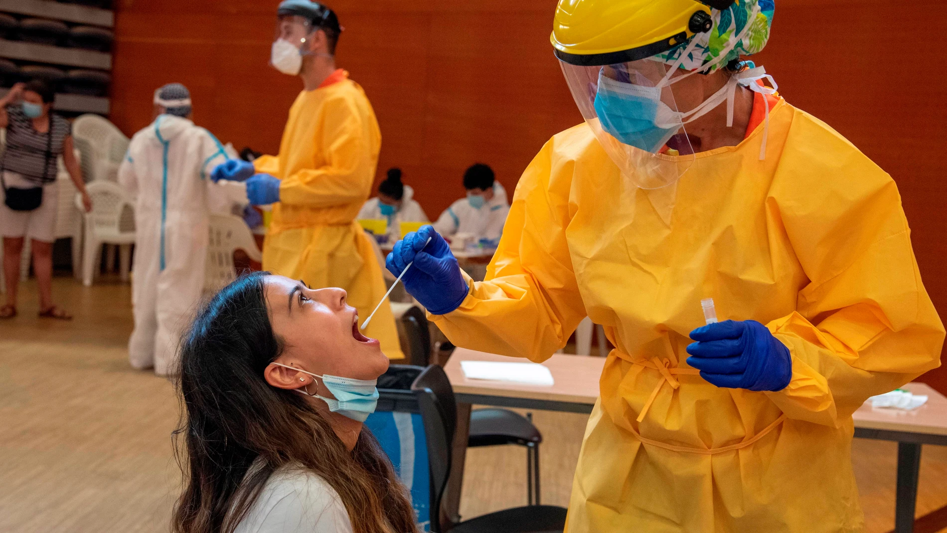 Una joven es atendida por un profesional sanitario en un Centro Cívico de barrio de Balàfia Lleida