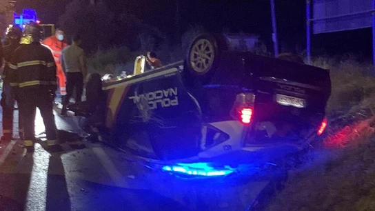 Imagen del coche patrulla volcado tras ser embestido por un narco Imagen del coche patrulla volcado tras ser embestido por un narco
