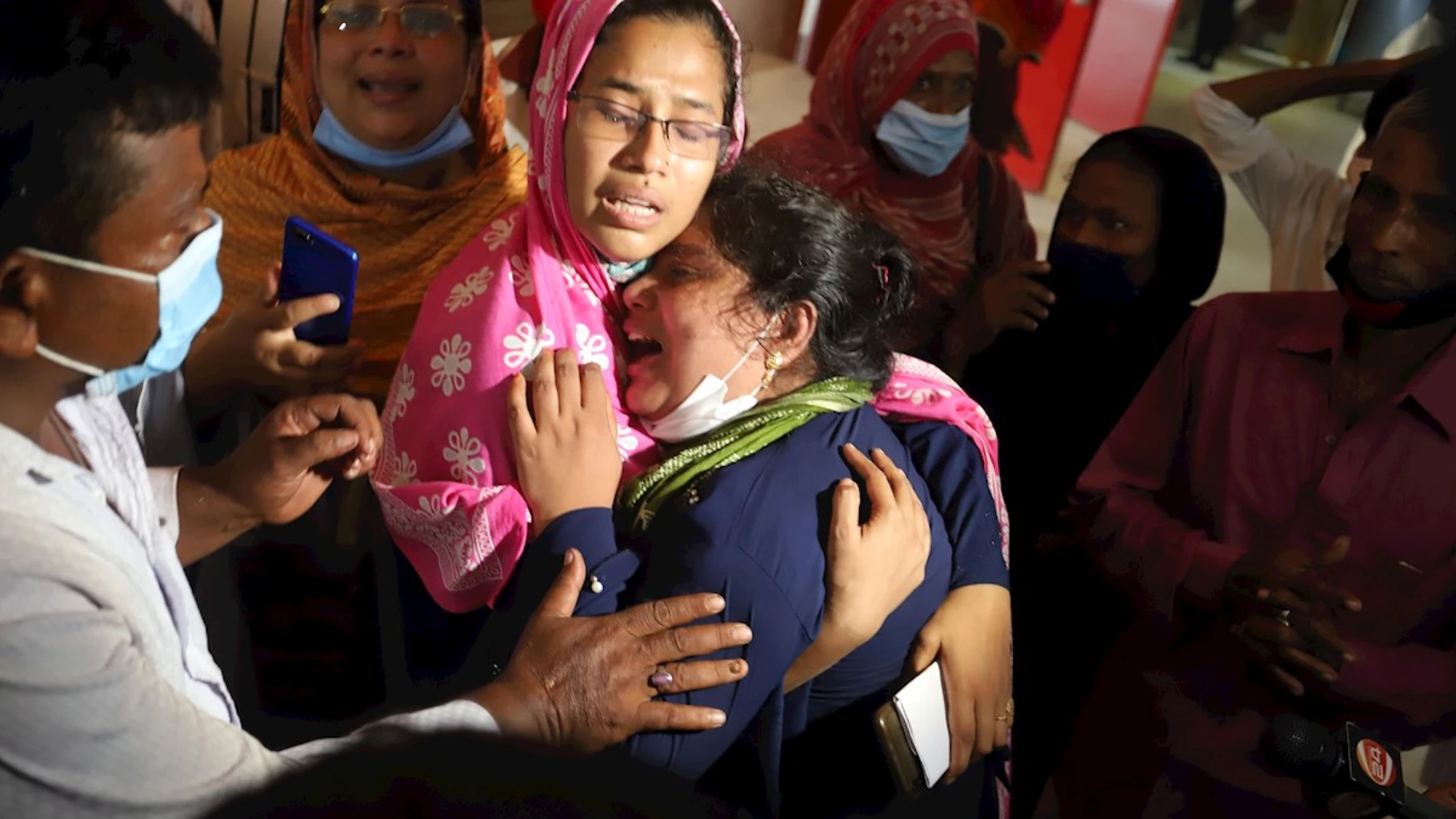 Familiares de los muertos en la explosión de Bangladesh