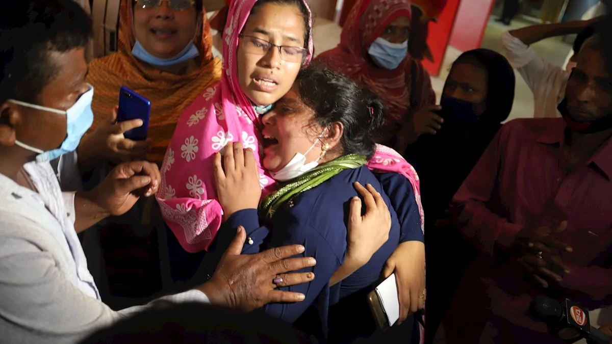 Familiares de los muertos en la explosión de Bangladesh