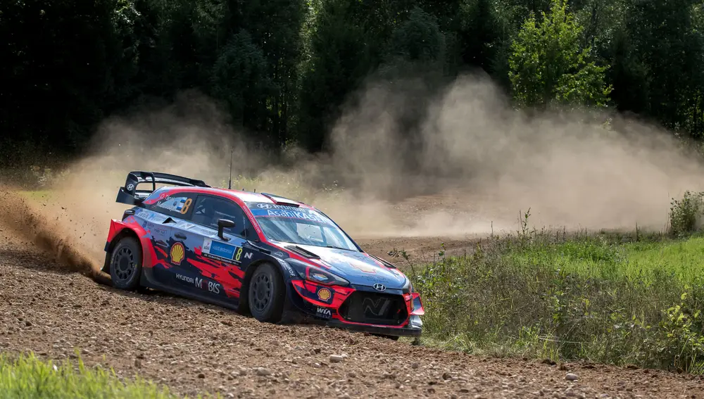 Ott Tanak sigue líder en casa
