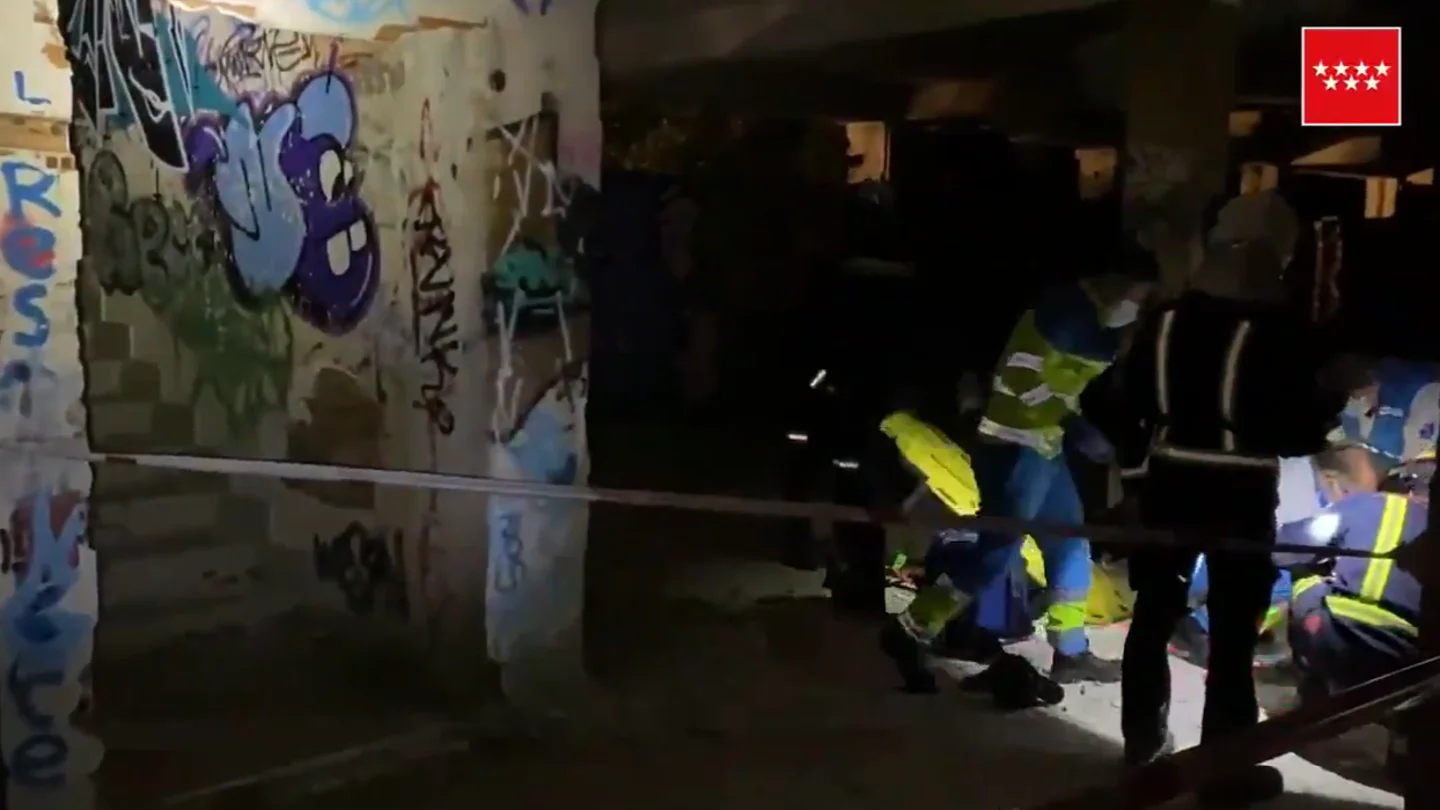 Imagen de los operativos atendiendo al joven que sufrió una caída en el antiguo psiquiátrico de Navacerrada Imagen de los operativos atendiendo al joven que sufrió una caída en el antiguo psiquiátrico de Navacerrada