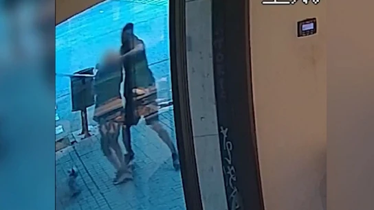 Imagen de un hombre robando a una anciano en Barcelona Imagen de un hombre robando a una anciano en Barcelona