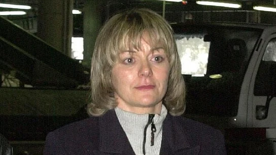 Carmen Guisasola en una imagen de 2001 durante su extradición a España desde Francia Carmen Guisasola en una imagen de 2001 durante su extradición a España desde Francia