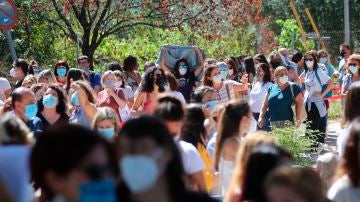 Cientos de profesores y personal de centros educativos guardan cola para realizar un test de anticuerpos en el IES Virgen de la Paloma en Madrid