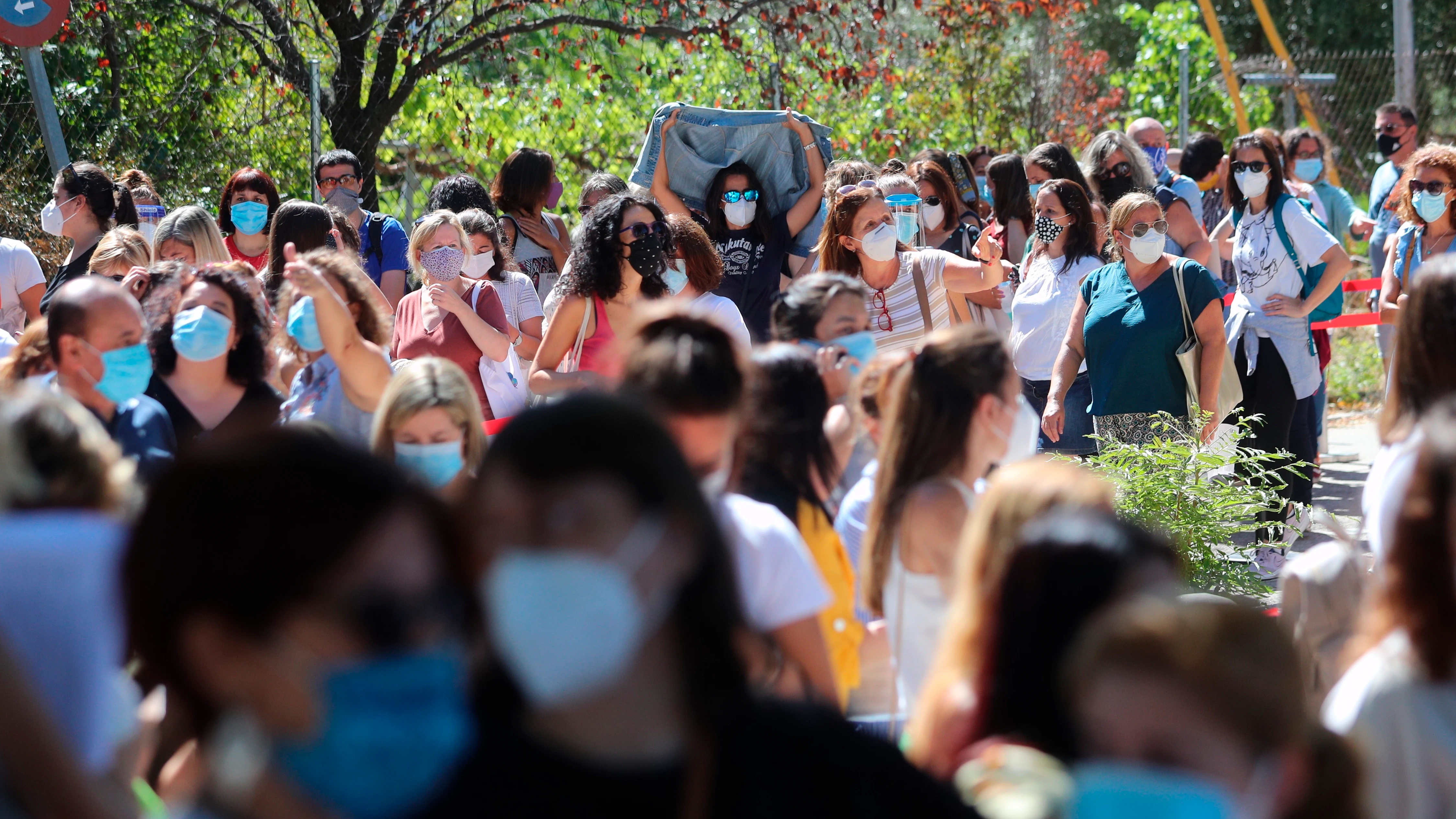 Cientos de profesores y personal de centros educativos guardan cola para realizar un test de anticuerpos en el IES Virgen de la Paloma en Madrid