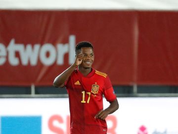 Ansu Fati festeja un gol con España