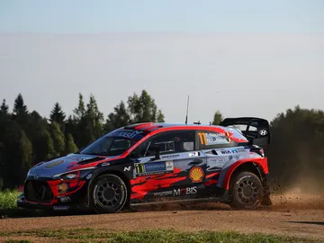 Thierry Neuville era el primer abandono Thierry Neuville era el primer abandono