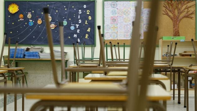 Aula vac&iacute;a de un colegio p&uacute;blico 