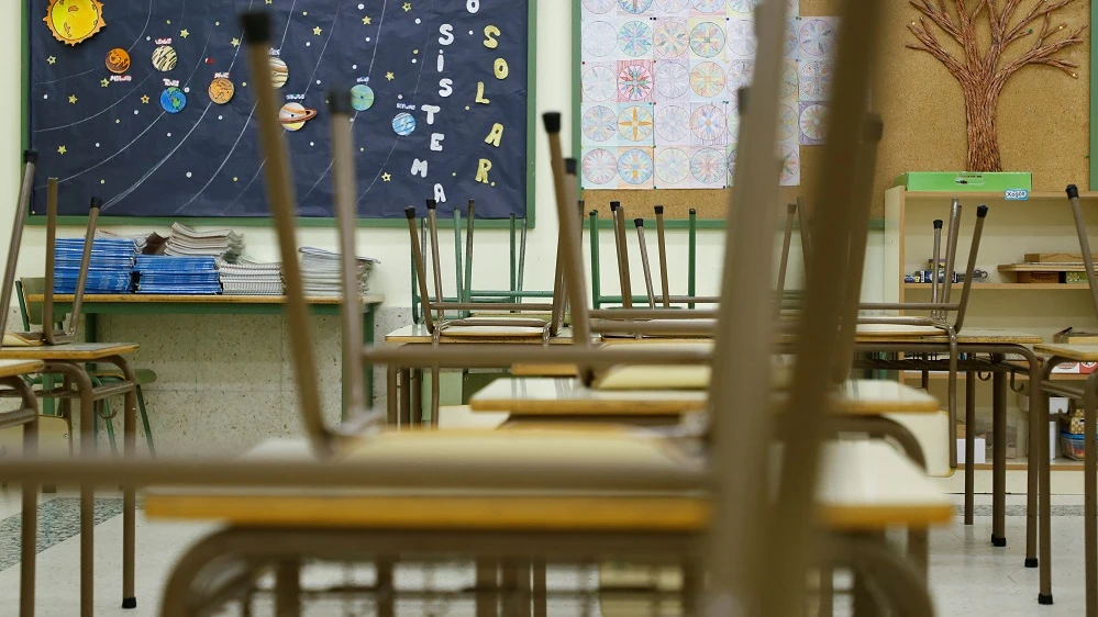 Aula vacía de un colegio público 