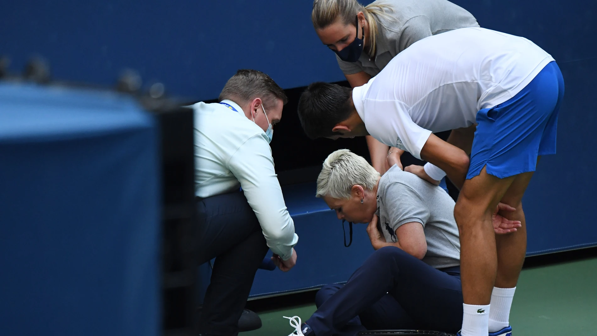 Djokovic se acerca a la juez de línea a la que propinó el pelotazo en el US Open