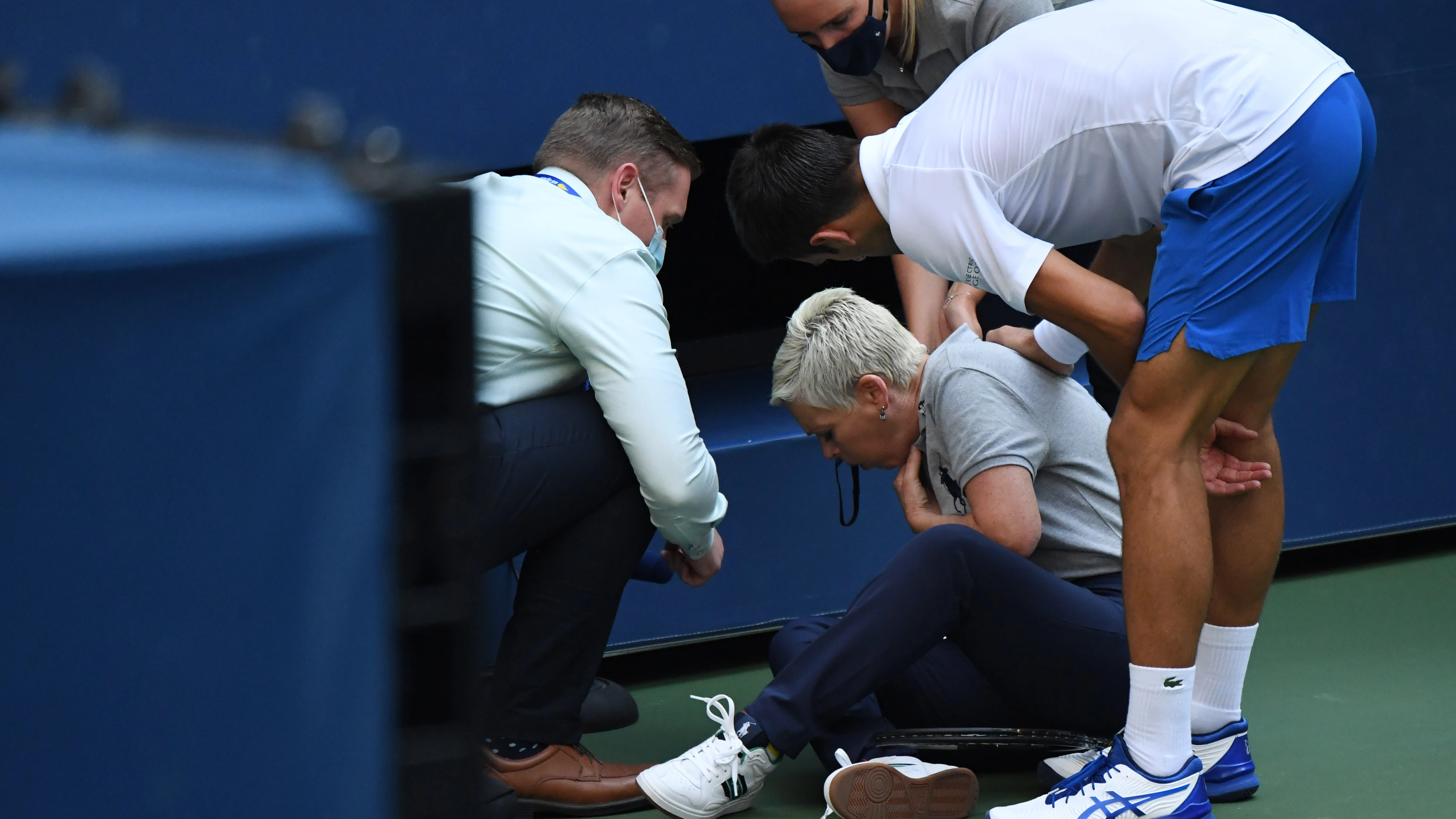 Djokovic se acerca a la juez de línea a la que propinó el pelotazo en el US Open