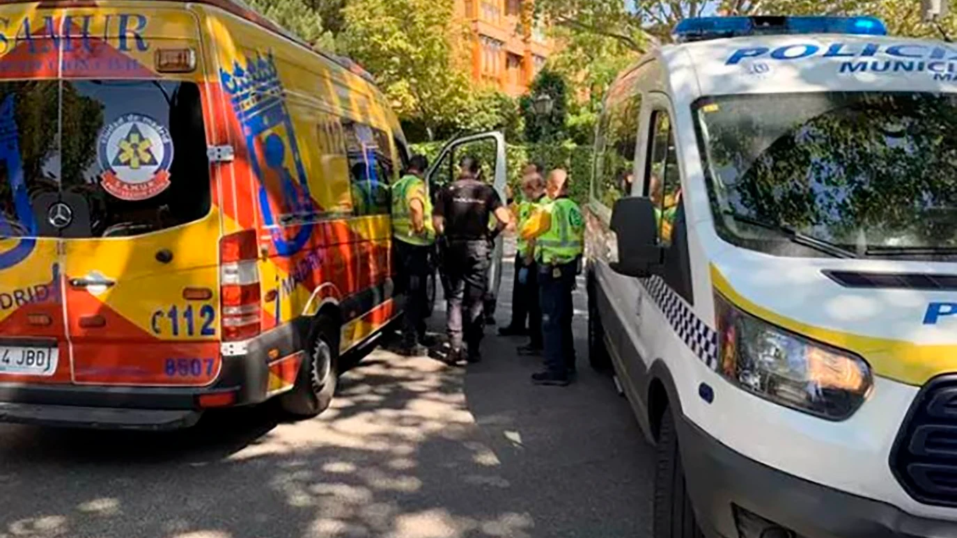 Agentes de la Policía Municipal de Madrid y de servicios de emergencias