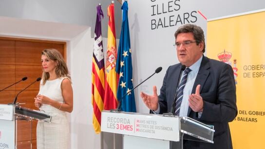 La ministra de Trabajo y Econom&iacute;a Social, Yolanda D&iacute;az, el ministro de Inclusi&oacute;n, Seguridad Social y Migraciones, Jos&eacute; Luis Escriv&aacute;, durante una rueda de prensa