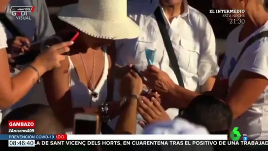 El incómodo momento en el que dos negacionistas intentan quemar una mascarilla sin éxito El incómodo momento en el que dos negacionistas intentan quemar una mascarilla sin éxito