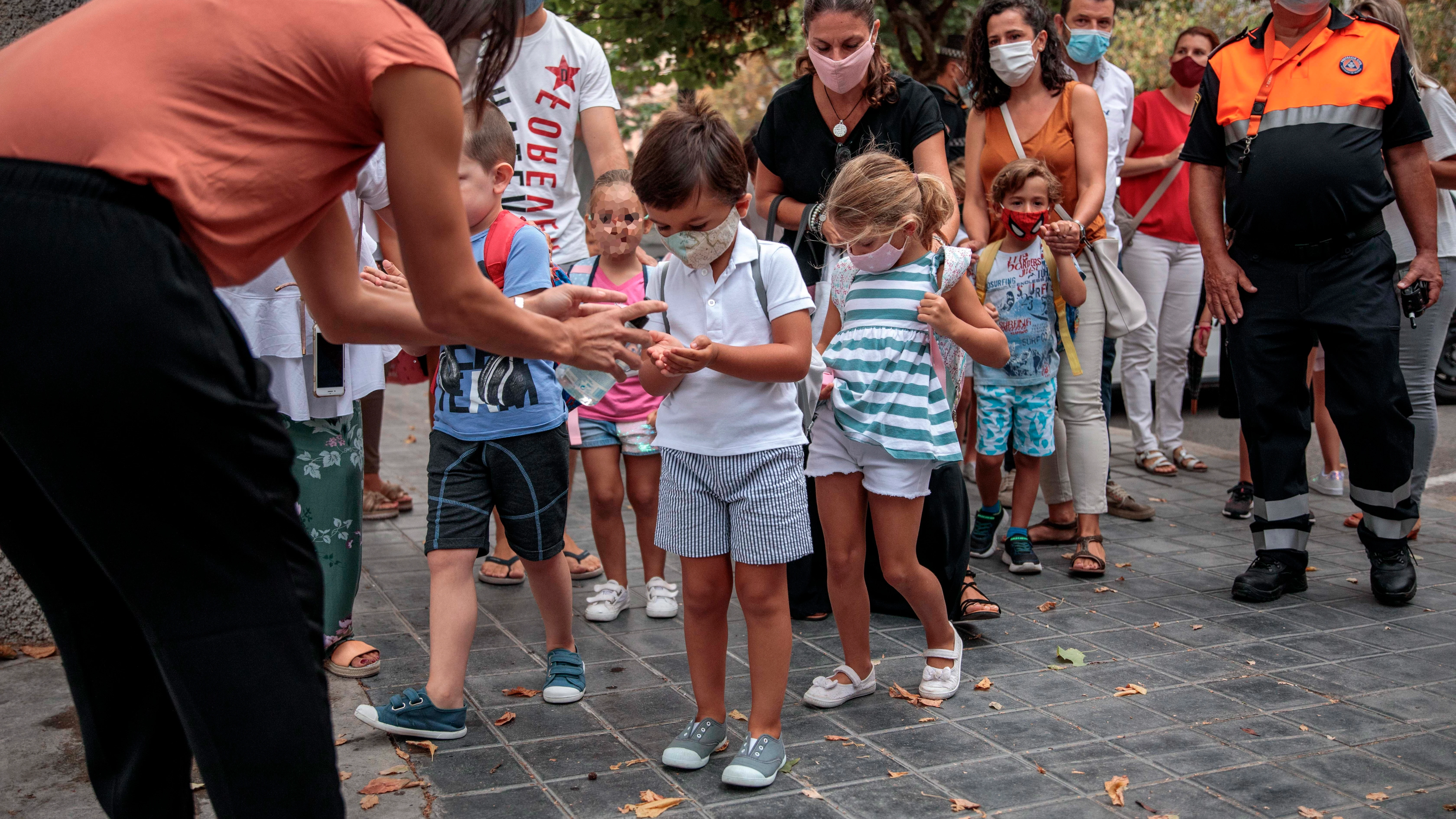 El alumnado del colegio Jesús y María de Valencia se aplica gel desinfectante durante el primer día de clase en la Comunitat Valenciana