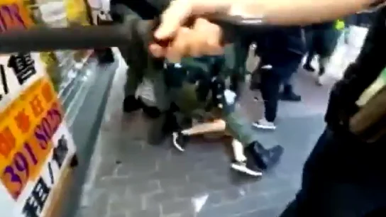 Imagen de la brutal detención de una joven de 12 años durante una manifestación en Hong Kong Imagen de la brutal detención de una joven de 12 años durante una manifestación en Hong Kong