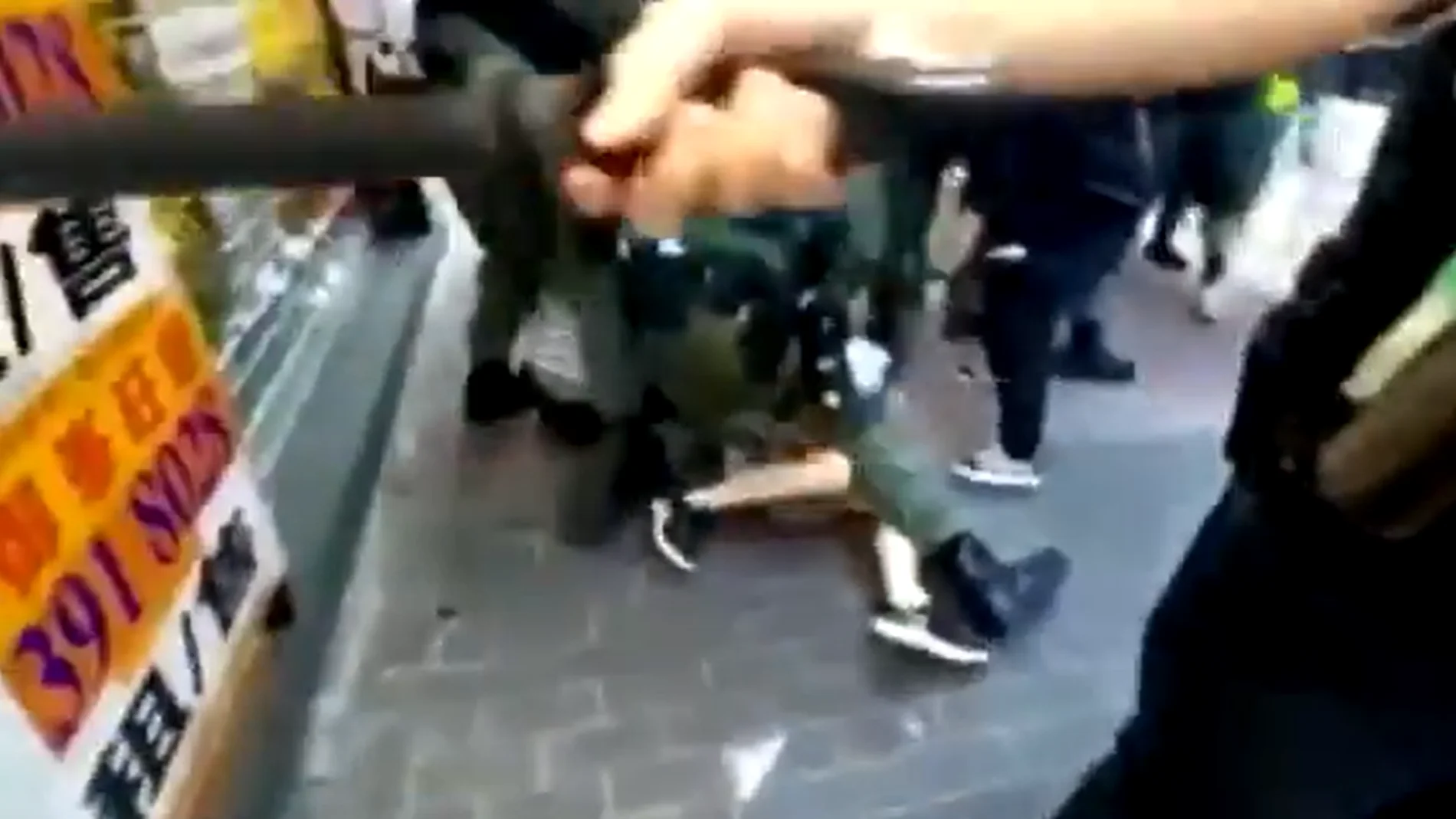 Imagen de la brutal detención de una joven de 12 años durante una manifestación en Hong Kong