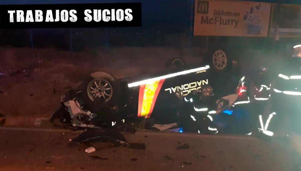 Estado en el que quedó el coche de los policías nacionales arrollados el sábado por la noche en Algeciras