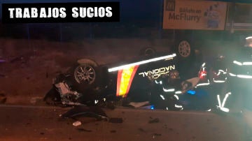 Estado en el que quedó el coche de los policías nacionales arrollados el sábado por la noche en Algeciras