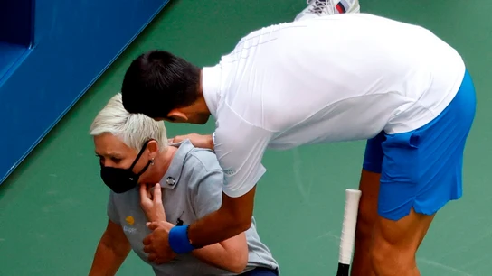 Djokovic se interesa por el estado de la juez de línea a la que golpeó Djokovic se interesa por el estado de la juez de línea a la que golpeó