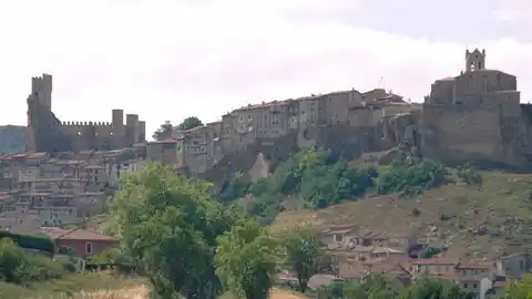 Panorámica de Frías con su Castillo, su Iglesia y sus casas colgadas Panorámica de Frías con su Castillo, su Iglesia y sus casas colgadas
