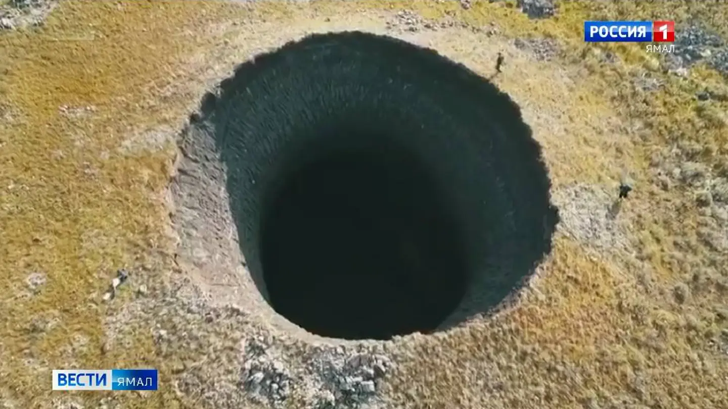 Descubren un gran cráter de 50 metros de profundidad en Siberia Descubren un gran cráter de 50 metros de profundidad en Siberia