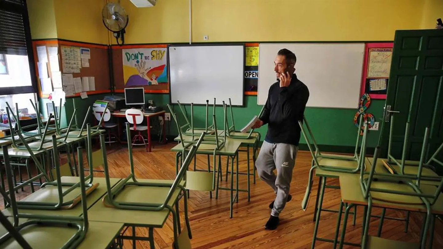 Un docente en una aula de un colegio de Madrid Un docente en una aula de un colegio de Madrid