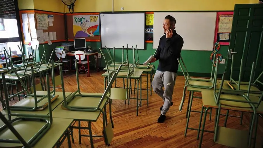 Un docente en una aula de un colegio de Madrid. (Archivo)