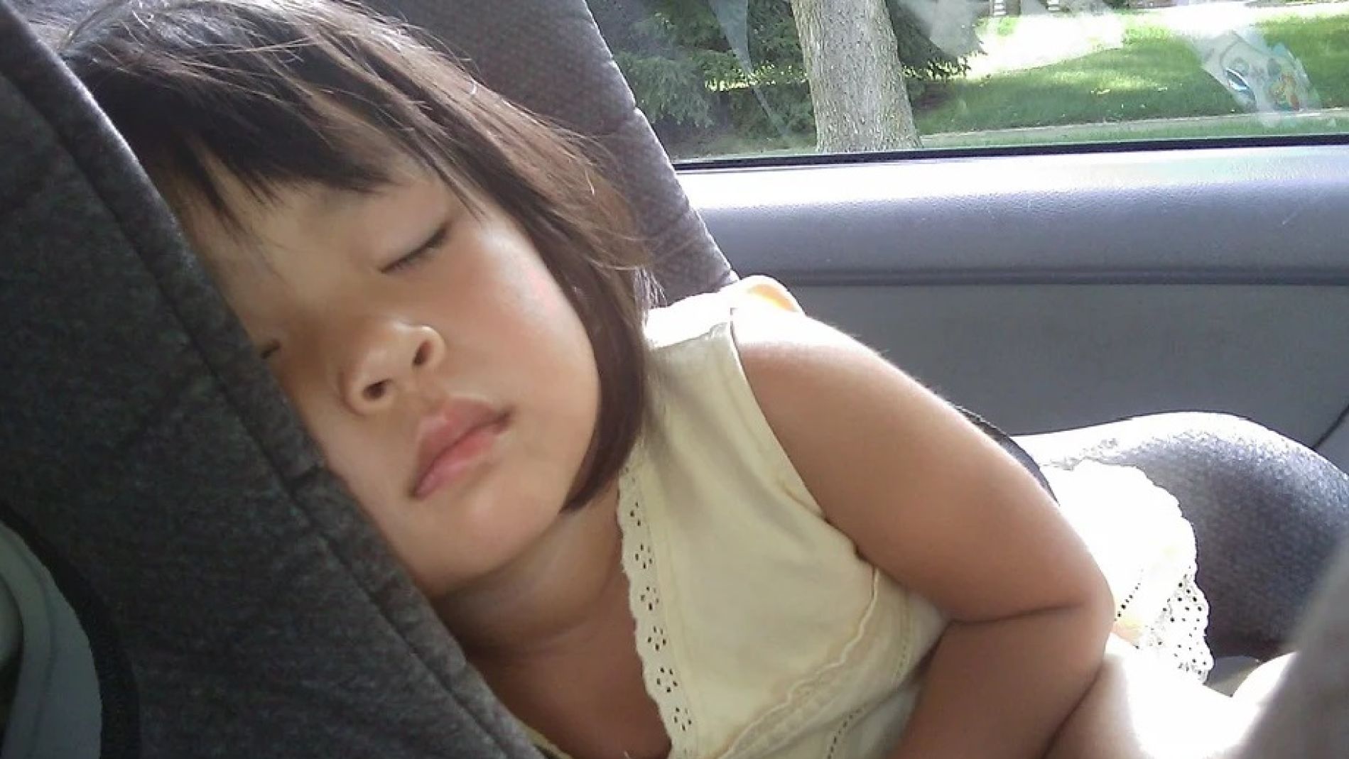 Ni&ntilde;a dormida en el coche