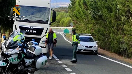 El camionero junto a un agente de la Guardia Civil El camionero junto a un agente de la Guardia Civil