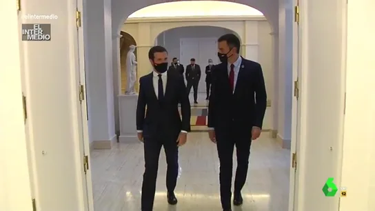 Vídeo manipulado - Pedro Sánchez le enseña a Pablo Casado cuál es el rincón romántico que disfruta junto a Begoña Gómez Vídeo manipulado - Pedro Sánchez le enseña a Pablo Casado cuál es el rincón romántico que disfruta junto a Begoña Gómez