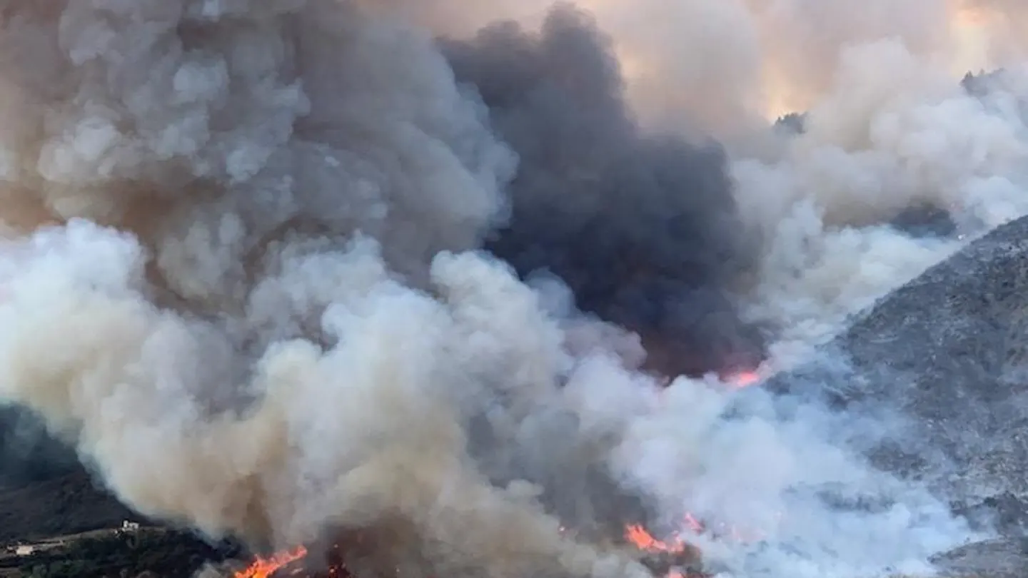 Una fiesta para revelar el sexo de un bebé provoca un incendio en California Una fiesta para revelar el sexo de un bebé provoca un incendio en California