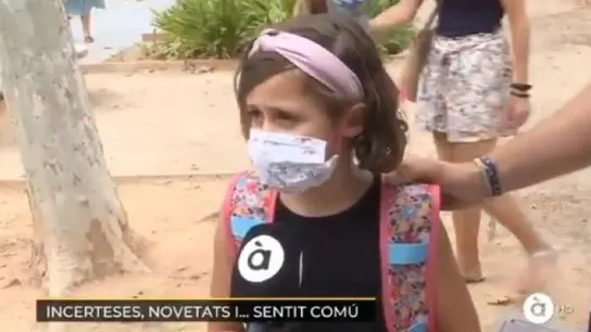 Una niña entrevistada por À Punt Una niña entrevistada por À Punt