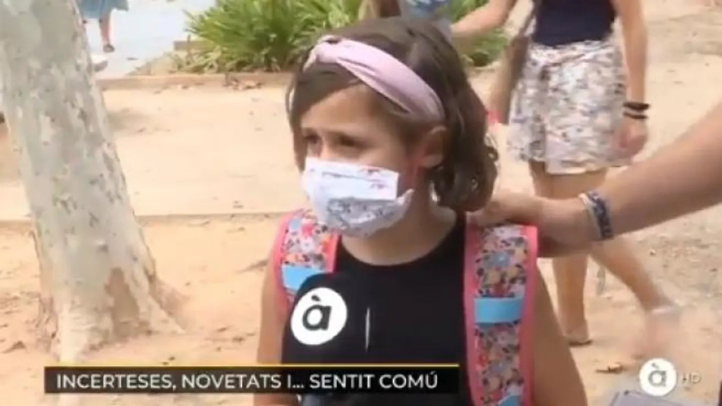 Una niña entrevistada por À Punt Una niña entrevistada por À Punt