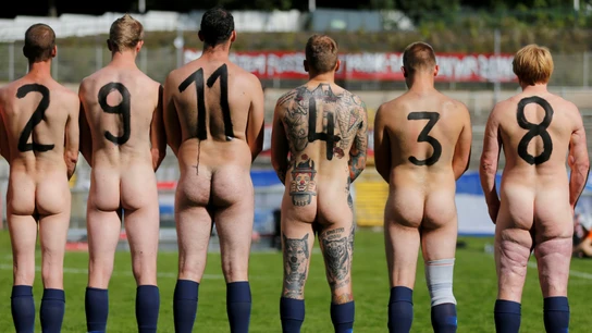 Alemania-Holanda nudista como protesta contra la FIFA Alemania-Holanda nudista como protesta contra la FIFA