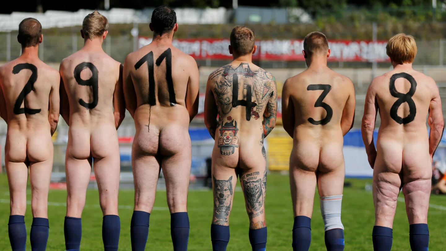 Alemania-Holanda nudista como protesta contra la FIFA Alemania-Holanda nudista como protesta contra la FIFA