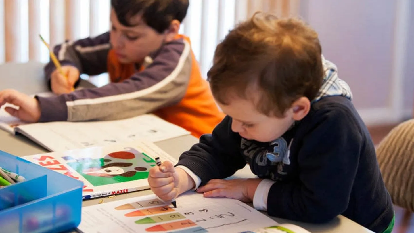 El rincón de pensar: ¿Tienes un hijo preferido? Dos niños en un aula