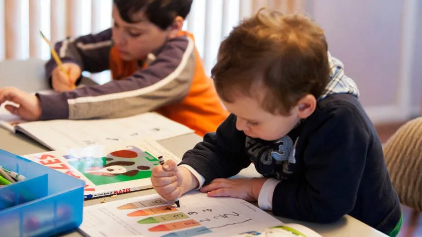 Dos niños en un aula