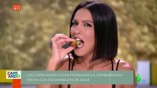 La sorprendente reacción de Lorena Castell al comer en pleno directo escarabajos: "Es como si te comieras una uña" La sorprendente reacción de Lorena Castell al comer en pleno directo escarabajos: "Es como si te comieras una uña"