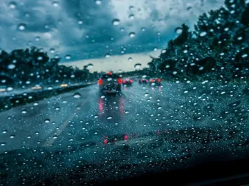 Si la lluvia es muy fuerte, es mejor no coger el coche Si la lluvia es muy fuerte, es mejor no coger el coche