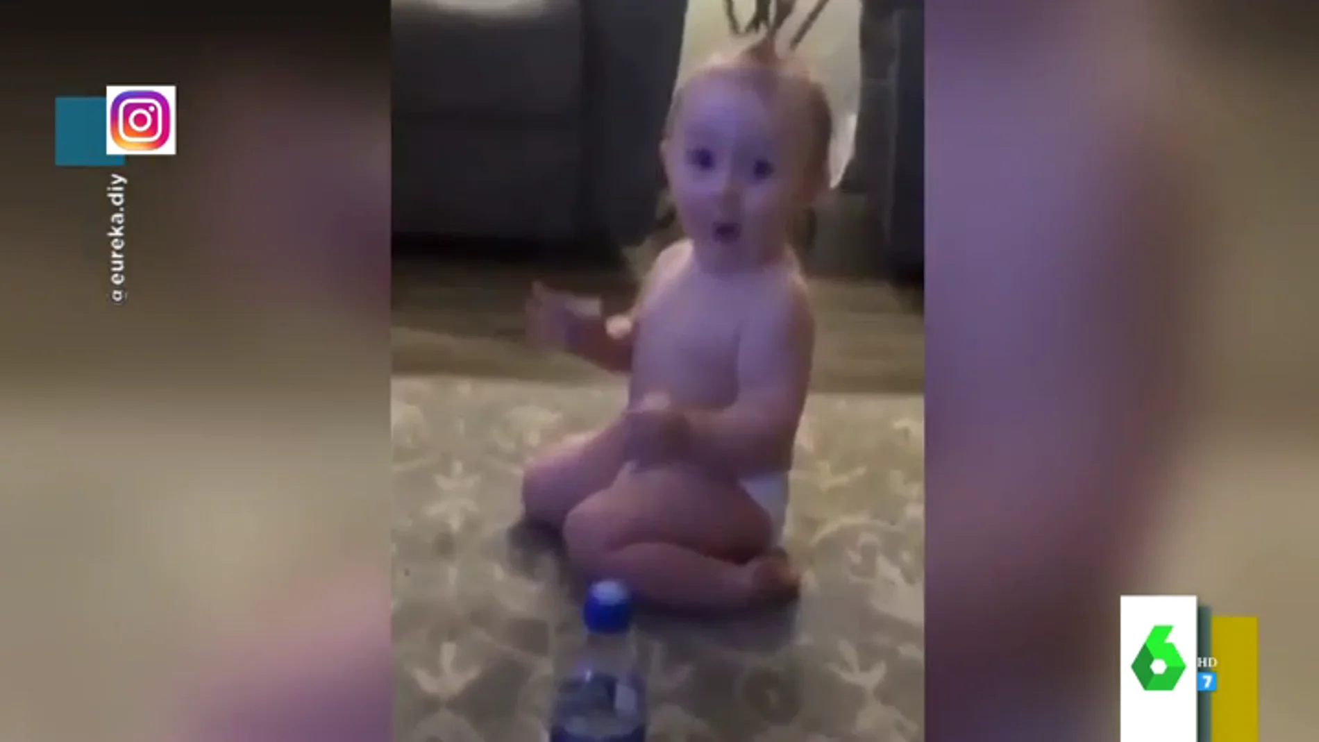 La divertida reacción de un bebé tras arrasar en el reto del 'Water Bottle Flip Challenge'