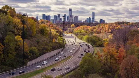 Coches circulando por la ciudad Coches circulando por la ciudad